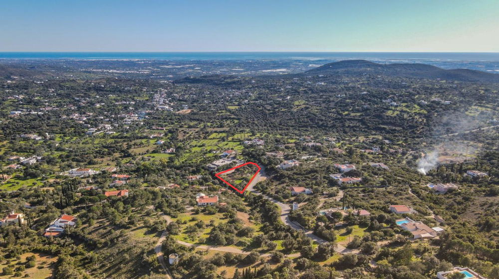 Plot on which a private condominium in Santa Barbara de Nexe can be built : approved construction area 4494 m2, 17 houses with a communal pool and a communal working space. 1894775409