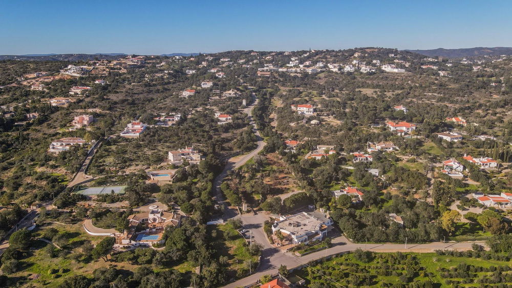 Plot on which a private condominium in Santa Barbara de Nexe can be built : approved construction area 4494 m2, 17 houses with a communal pool and a communal working space. 1894775409