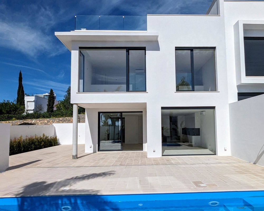 Modern 3 bedroom villa under construction in the center of Santa Bárbara de Nexe with spectacular sea views 3516927386