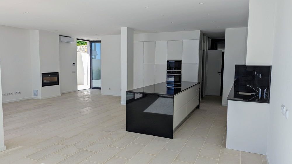 Modern 3 bedroom villa under construction in the center of Santa Bárbara de Nexe with spectacular sea views 3516927386