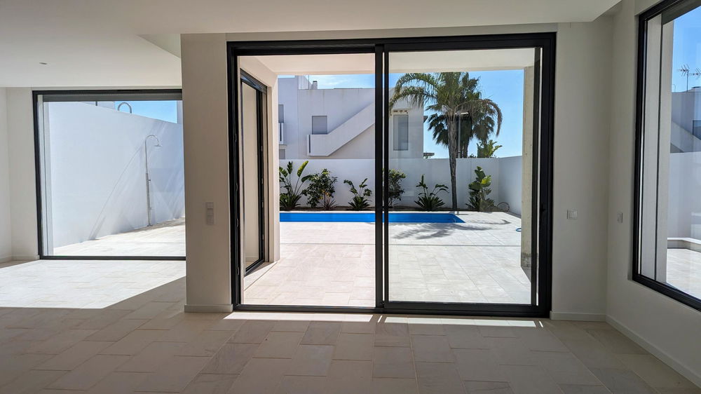 Modern 3 bedroom villa under construction in the center of Santa Bárbara de Nexe with spectacular sea views 3516927386