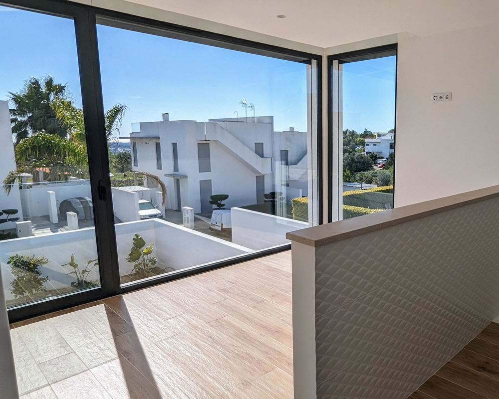 Modern 3 bedroom villa under construction in the center of Santa Bárbara de Nexe with spectacular sea views 3516927386