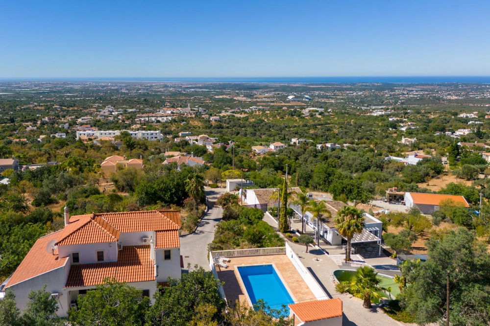 Beautiful 4-bedroom villa with stunning panoramic views of the Algarve coast in Santa Bárbara de Nexe 1068395702