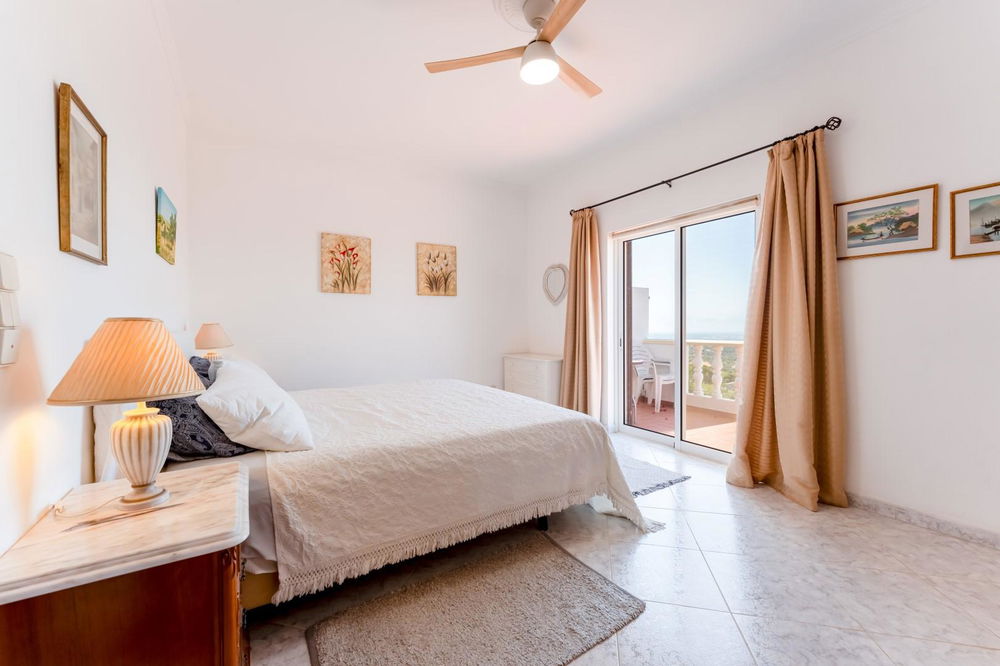 Beautiful 4-bedroom villa with stunning panoramic views of the Algarve coast in Santa Bárbara de Nexe 1068395702