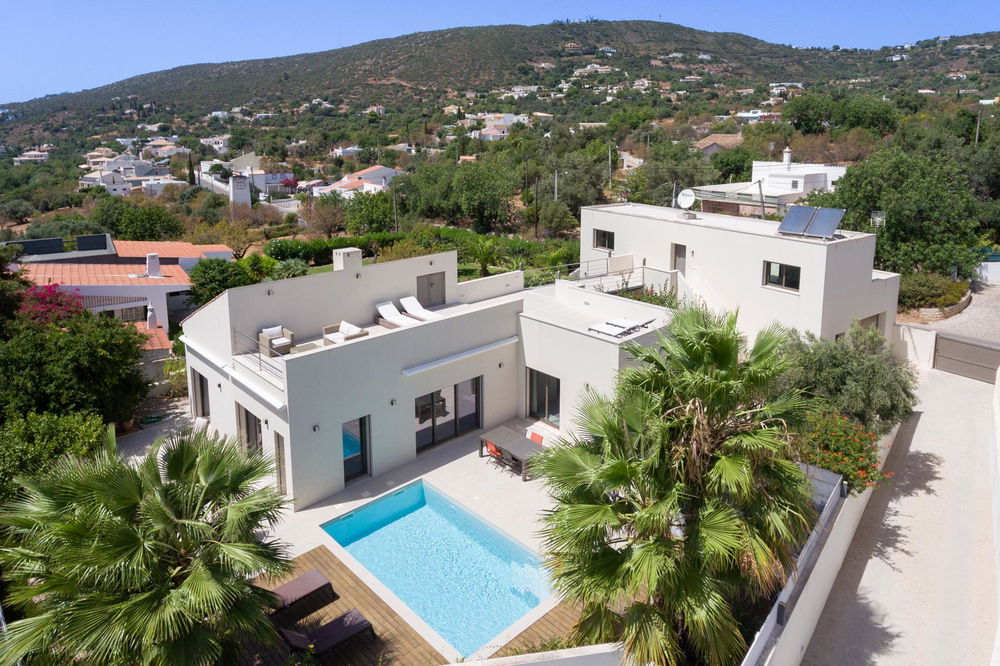 A Stunning 4 bedroom Oasis: Modern Comfort in the Heart of Santa Barbara de Nexe 1364579660
