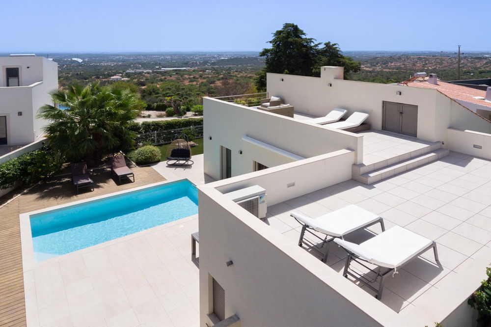 A Stunning 4 bedroom Oasis: Modern Comfort in the Heart of Santa Barbara de Nexe 1364579660