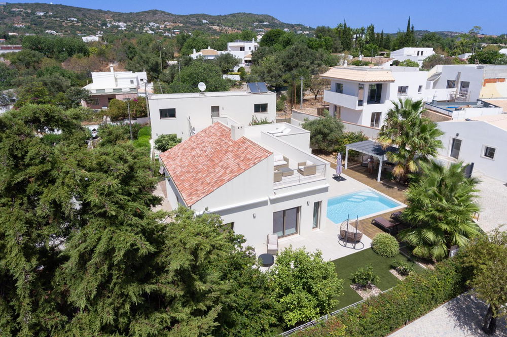 A Stunning 4 bedroom Oasis: Modern Comfort in the Heart of Santa Barbara de Nexe 1364579660