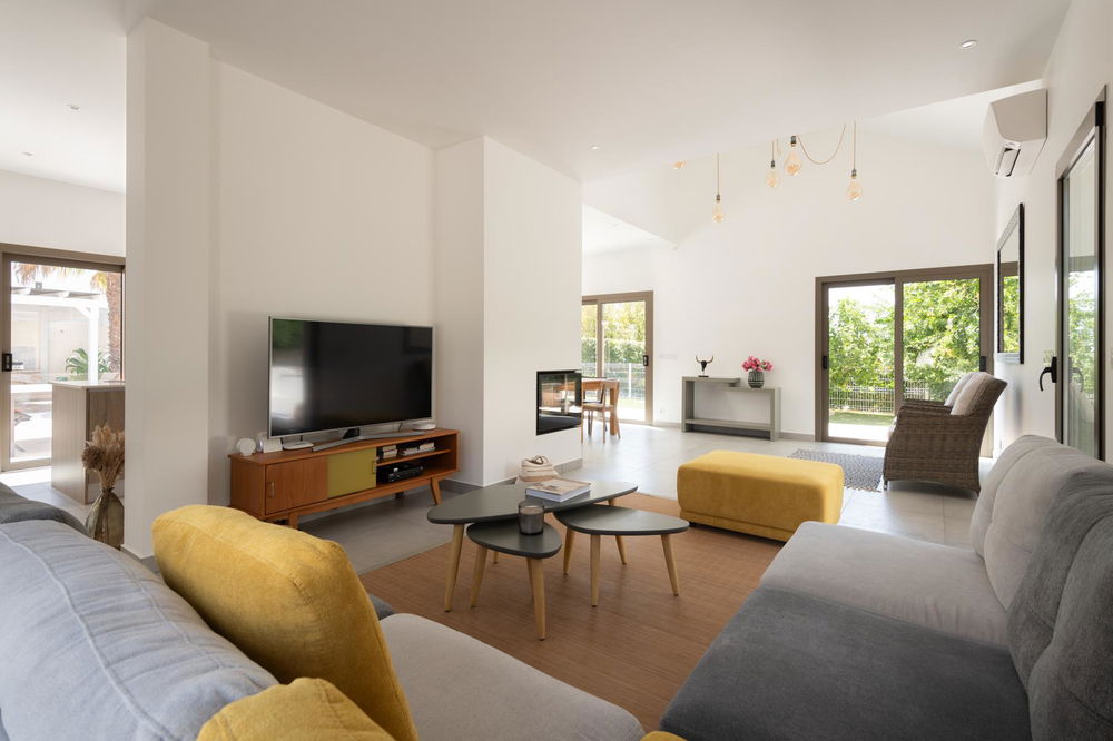 A Stunning 4 bedroom Oasis: Modern Comfort in the Heart of Santa Barbara de Nexe 1364579660
