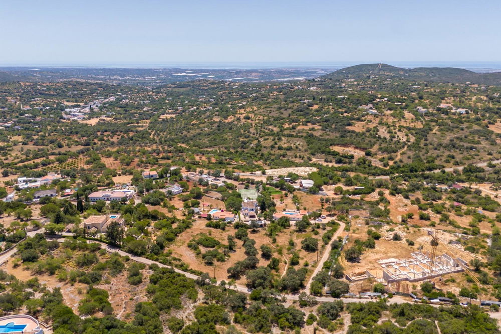 Sizable piece of land for development, with pretty seaviews, located in prestigious Quinta das Raposeiras 266252397