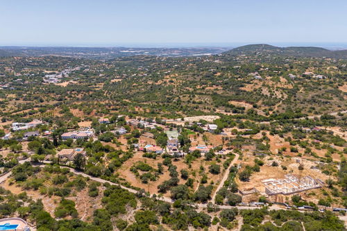 Sizable piece of land for development, with pretty seaviews, located in prestigious Quinta das Raposeiras 266252397