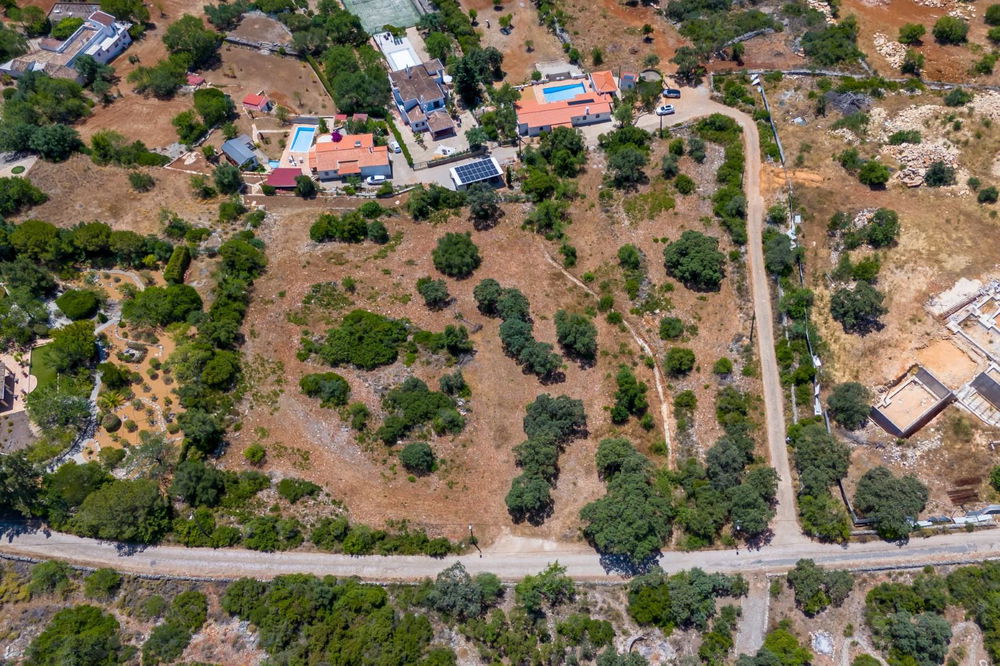 Sizable piece of land for development, with pretty seaviews, located in prestigious Quinta das Raposeiras 266252397