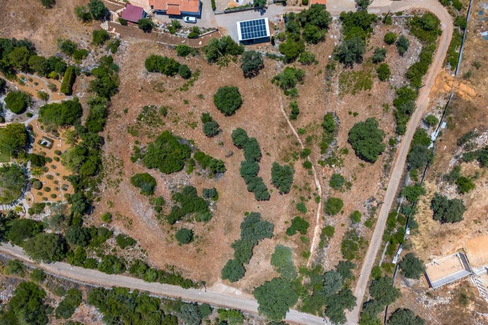 Sizable piece of land for development, with pretty seaviews, located in prestigious Quinta das Raposeiras 266252397