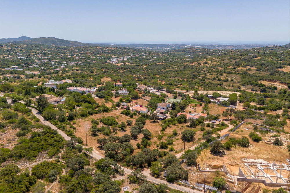 Sizable piece of land for development, with pretty seaviews, located in prestigious Quinta das Raposeiras 266252397