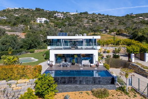 Fantastic 4 bedrooms Modern Villa in Santa Barbara de Nexe with a phenomenal sea views 2900213781