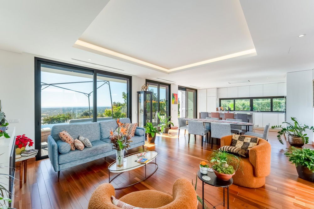 Fantastic 4 bedrooms Modern Villa in Santa Barbara de Nexe with a phenomenal sea views. 2900213781