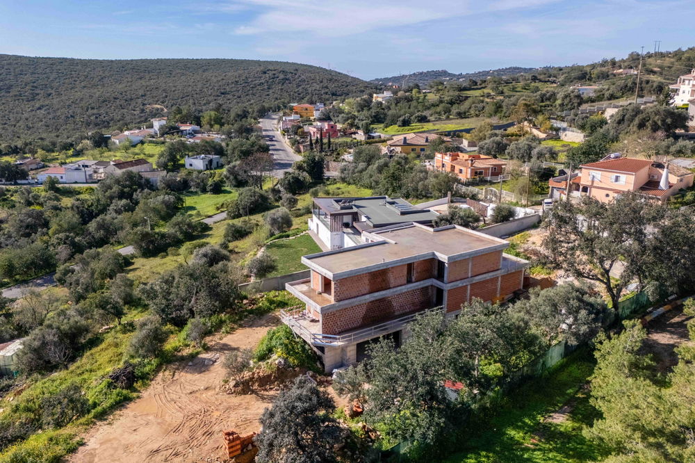 Elegant 4 bedroom villa of 537 m2 house, under construction, in the outskirts of Loulé with a spectacular country view 232453445