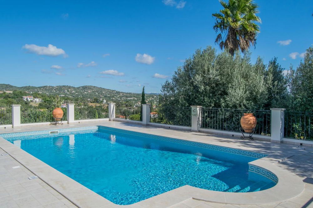 3 Bedroom Mansion in a pristine condition with swimming pool on a large plot in Santa Bárbara de Nexe 2667951201
