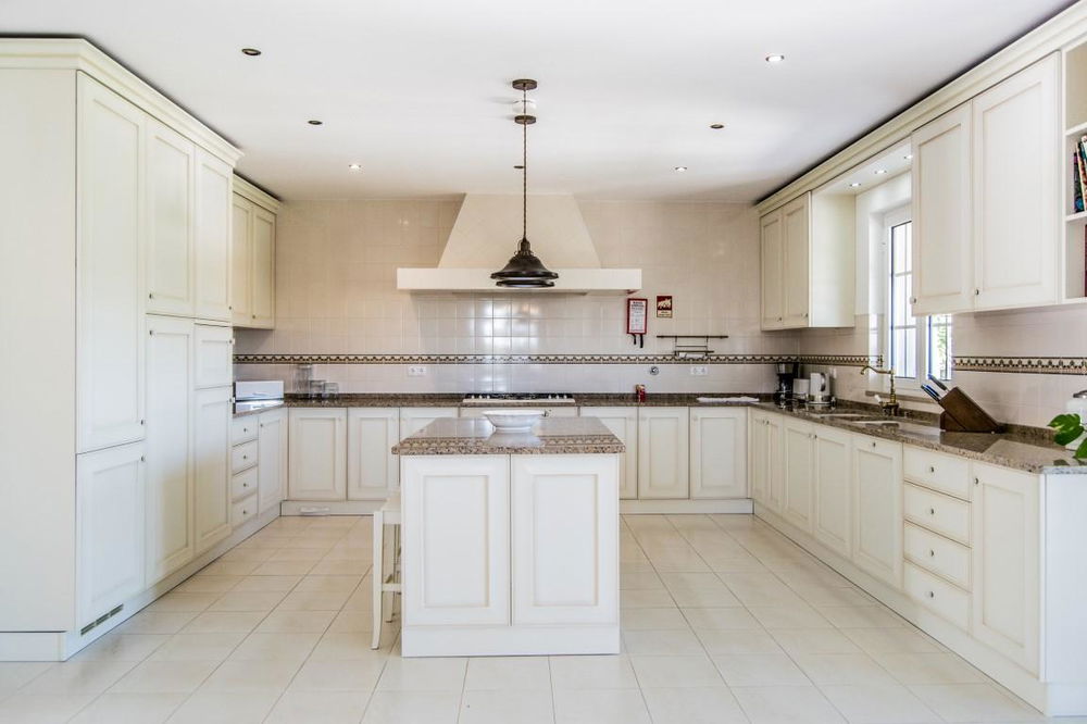 3 Bedroom Mansion in a pristine condition with swimming pool on a large plot in Santa Bárbara de Nexe 2667951201