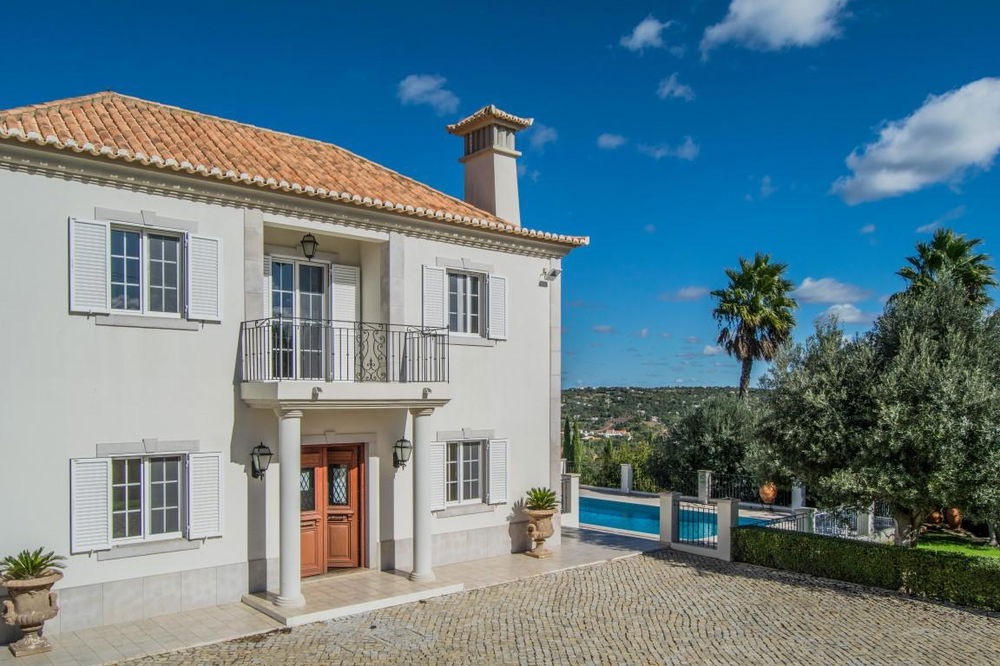 3 Bedroom Mansion in a pristine condition with swimming pool on a large plot in Santa Bárbara de Nexe 2667951201