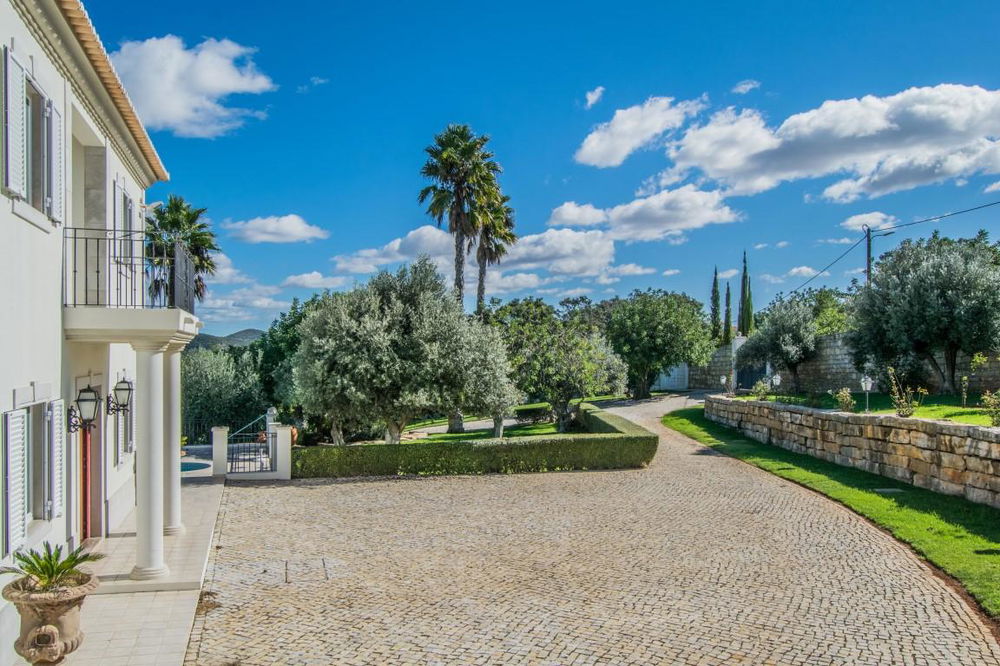 3 Bedroom Mansion in a pristine condition with swimming pool on a large plot in Santa Bárbara de Nexe 2667951201