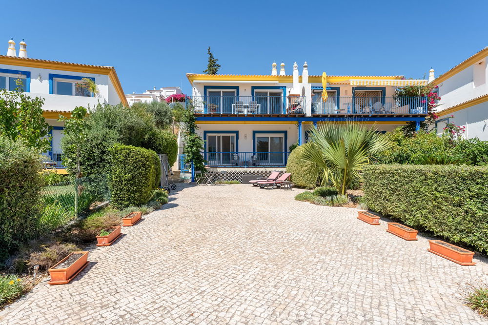 Excellent investment opportunity – Pleasant semi-detached 4 bedroom villa close to Santa Bárbara de Nexe 3148957246