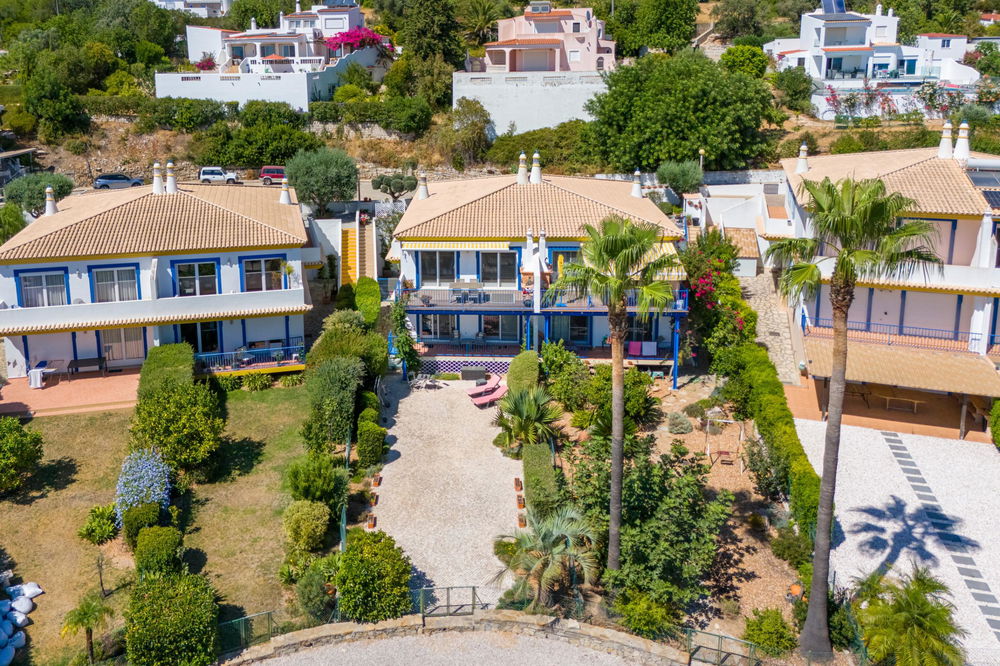 Excellent investment opportunity – Pleasant semi-detached 4 bedroom villa close to Santa Bárbara de Nexe 3148957246