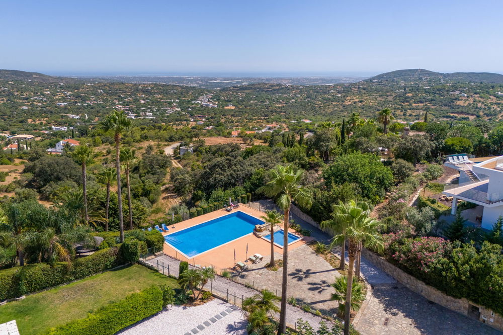 Excellent investment opportunity – Pleasant semi-detached 4 bedroom villa close to Santa Bárbara de Nexe 3148957246