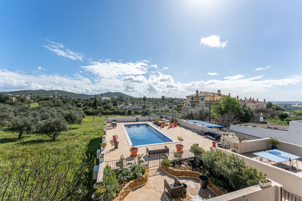 A High-Quality 3-Bedroom Duplex in the Heart of Santa Barbara de Nexe, in a Residence with 4 Apartments and a Pool 1056593055