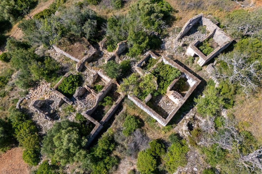 Charming Ruin with Endless Potential to build on a huge plot in Santa Bárbara de Nexe 51789032