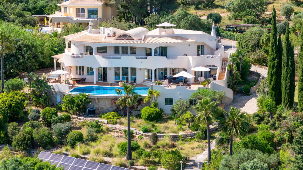 4 bedroom Villa nestled in the picturesque hills of Santa Barbara de Nexe, in a exclusive gated community. 1656755583
