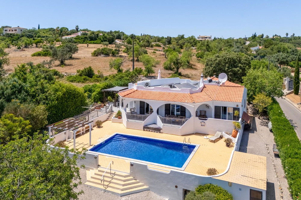 Detached single-level 4 bedroom villa in Santa Barbara de Nexe 2372811447