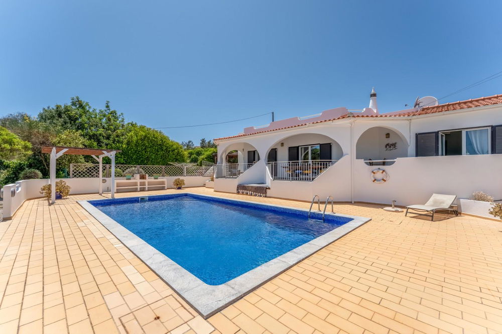 Detached single-level 4 bedroom villa in Santa Barbara de Nexe 2372811447