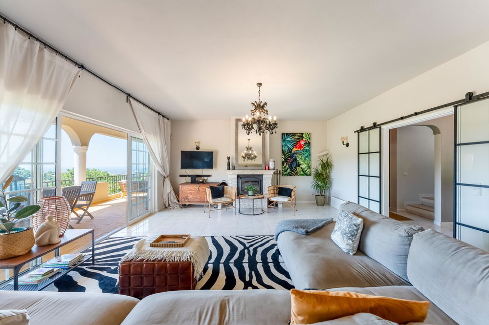 Elegant Villa on a gentle hill with ocean and country views 201443453
