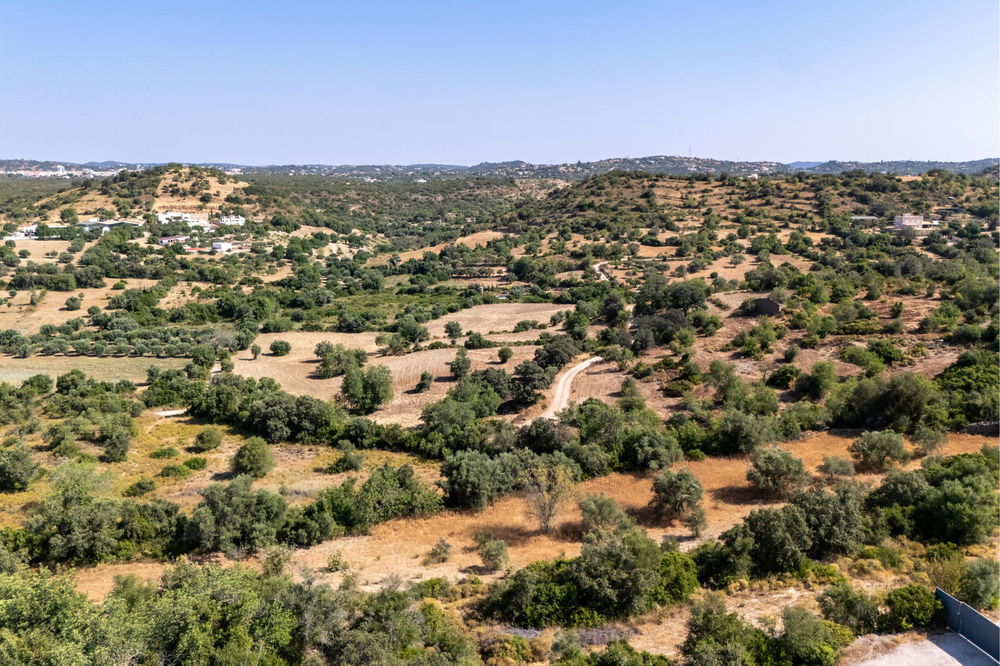 Plot with approved project in the gentle hills of Estoi – stunning open views towards the lush and green countryside 3583689163