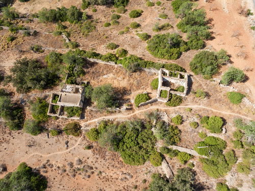 Huge plot with a total of 2,6 hectares (= 6 acres) with 2 ruins that can be extended to build one villa of 300m2 and one annex of 42 m2 in the hills of Estoi with the most wonderful sea views 941414390