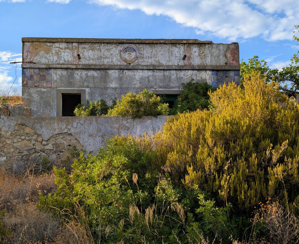 Huge plot with a total of 2,6 hectares (= 6 acres) with 2 ruins that can be extended to build one villa of 300m2 and one annex of 42 m2 in the hills of Estoi with the most wonderful sea views 941414390