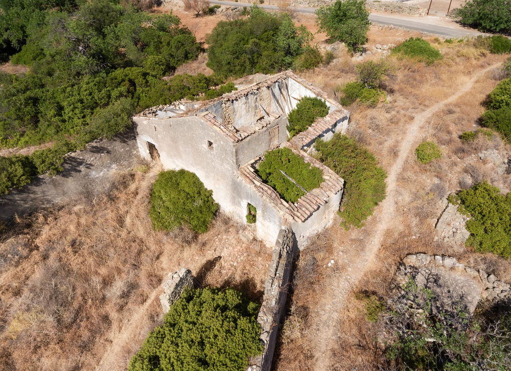 Huge plot with a total of 2,6 hectares (= 6 acres) with 2 ruins that can be extended to build one villa of 300m2 and one annex of 42 m2 in the hills of Estoi with the most wonderful sea views 941414390