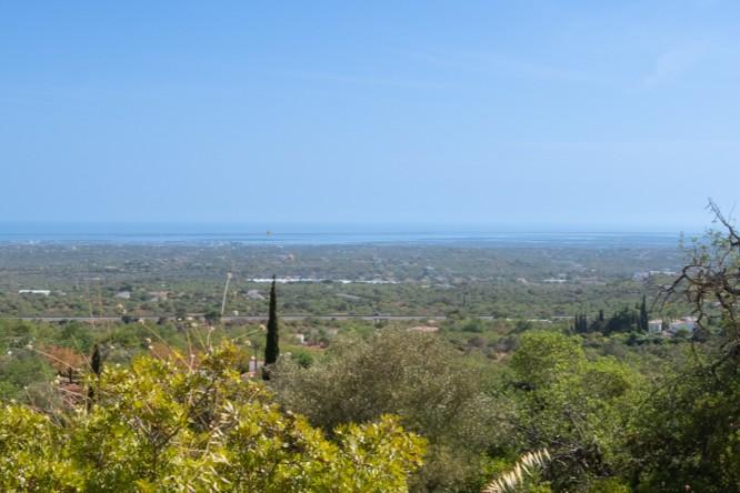 Huge plot with a total of 2,6 hectares (= 6 acres) with 2 ruins that can be extended to build one villa of 300m2 and one annex of 42 m2 in the hills of Estoi with the most wonderful sea views 941414390