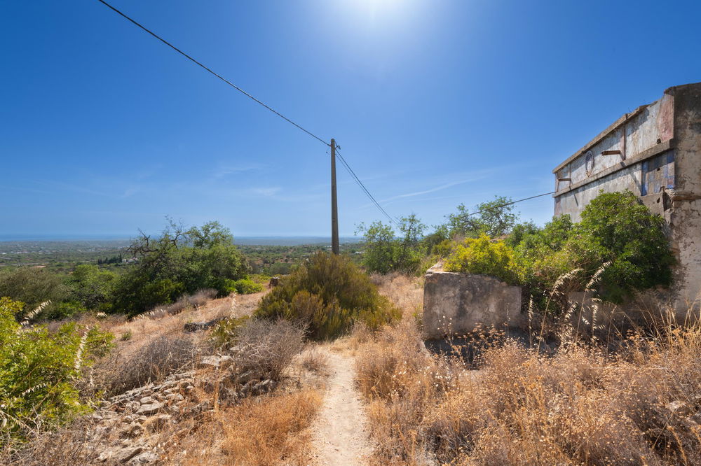 Huge plot with a total of 2,6 hectares (= 6 acres) with 2 ruins that can be extended to build one villa of 300m2 and one annex of 42 m2 in the hills of Estoi with the most wonderful sea views 941414390
