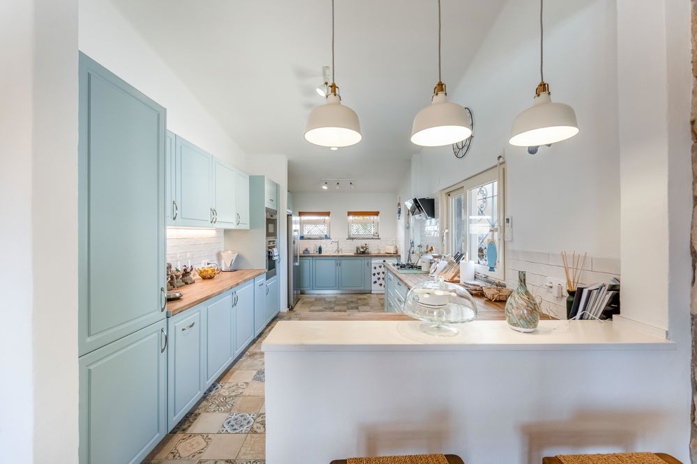 Charming renovated 3 + 1 bedroom villa just moments from the heart of Santa Barbara de Nexe, offering stunning sea views and a warm, inviting atmosphere. 2539006258