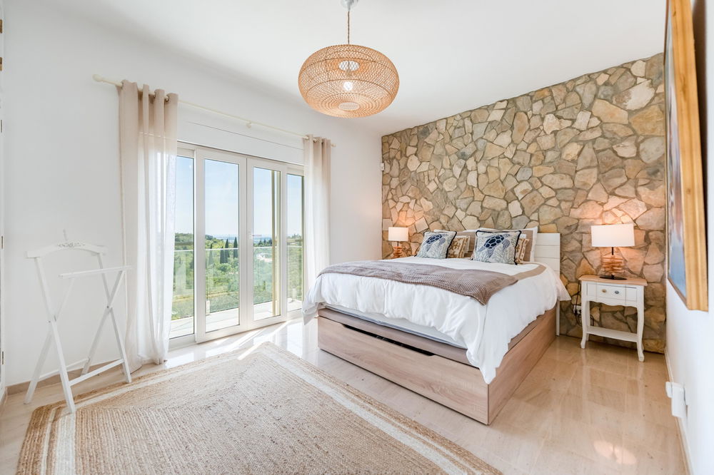 Charming renovated 3 + 1 bedroom villa just moments from the heart of Santa Barbara de Nexe, offering stunning sea views and a warm, inviting atmosphere. 2539006258