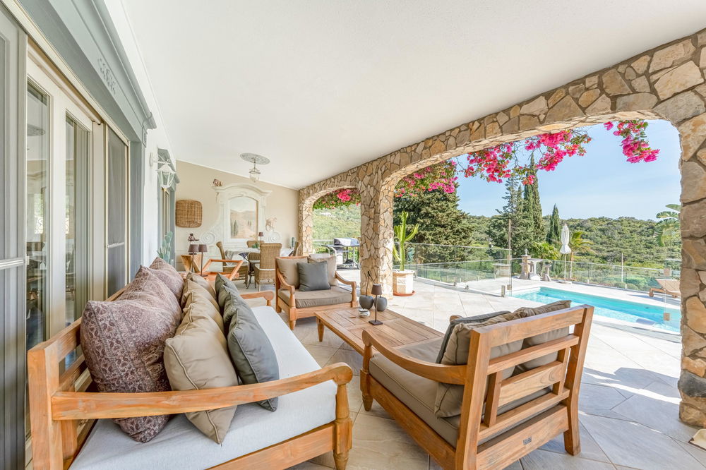 Charming renovated 3 + 1 bedroom villa just moments from the heart of Santa Barbara de Nexe, offering stunning sea views and a warm, inviting atmosphere. 2539006258