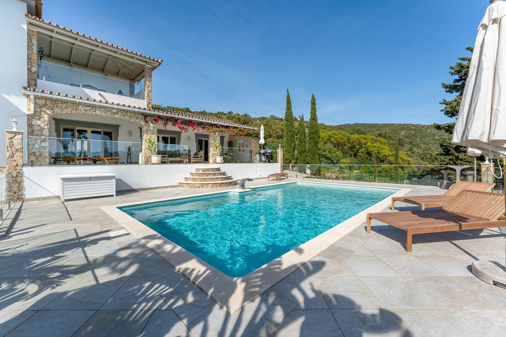 Charming renovated 3 + 1 bedroom villa just moments from the heart of Santa Barbara de Nexe, offering stunning sea views and a warm, inviting atmosphere. 2539006258