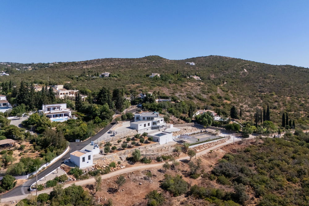 A Modern Villa in a Serene Location with Breathtaking Ocean Views and Easy Access near the center of Santa Barbara de Nexe. 2549331249