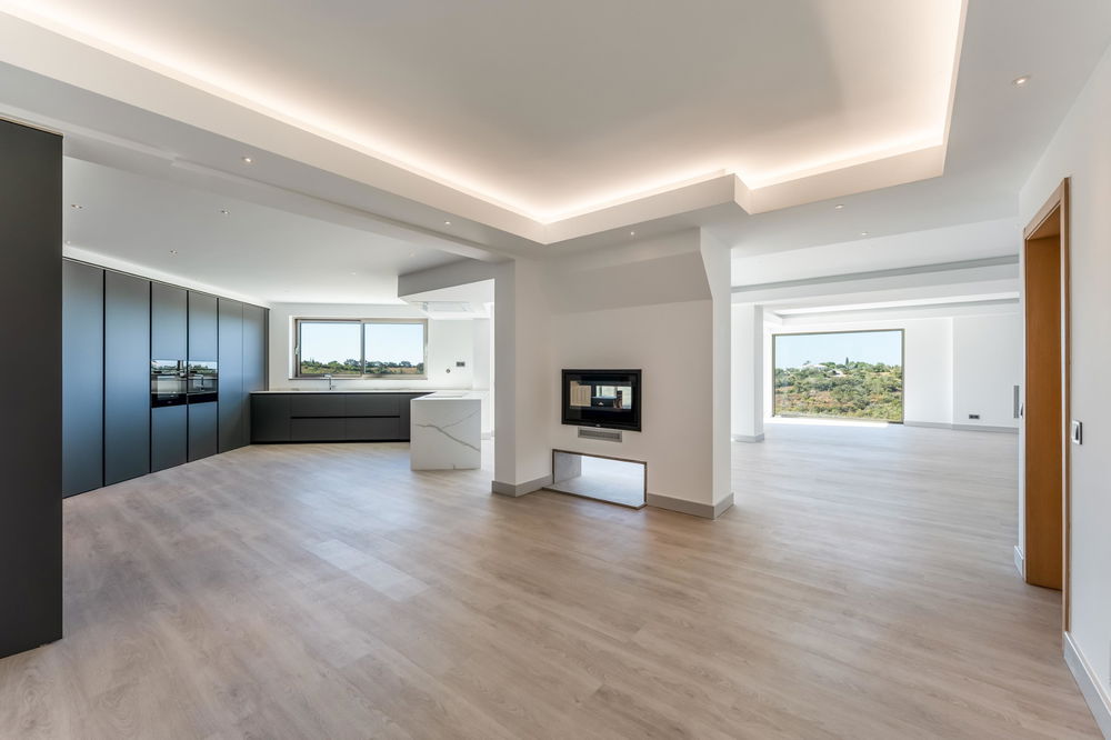 A Modern Villa in a Serene Location with Breathtaking Ocean Views and Easy Access near the center of Santa Barbara de Nexe. 2549331249