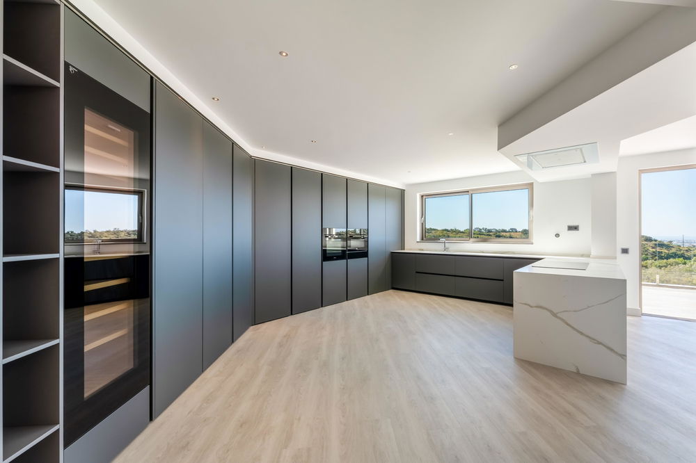 A Modern Villa in a Serene Location with Breathtaking Ocean Views and Easy Access near the center of Santa Barbara de Nexe. 2549331249