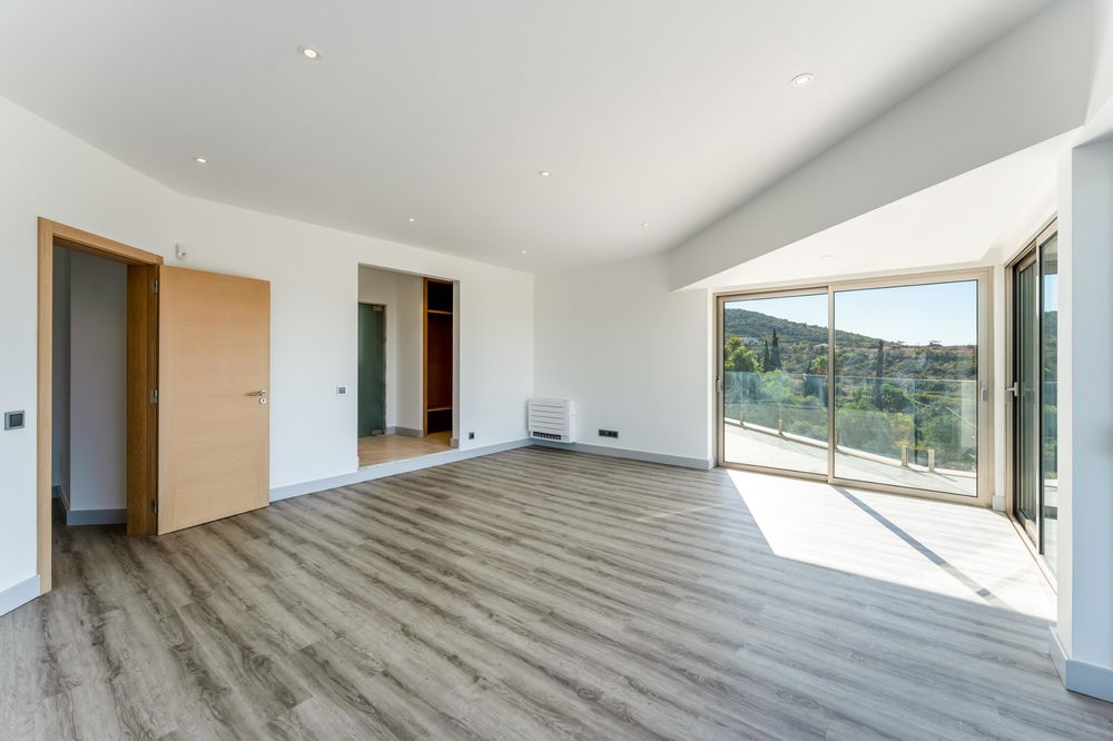 A Modern Villa in a Serene Location with Breathtaking Ocean Views and Easy Access near the center of Santa Barbara de Nexe. 2549331249