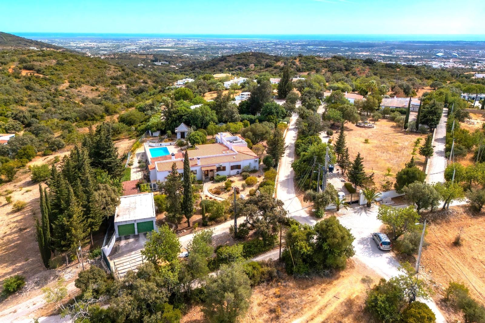 Single storey villa with 4 ensuite bedrooms nestled in the hills of Santa Bárbara de Nexe