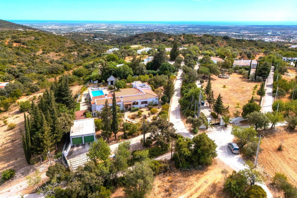 Single storey villa with 4 ensuite bedrooms nestled in the hills of Santa Bárbara de Nexe 3360883770