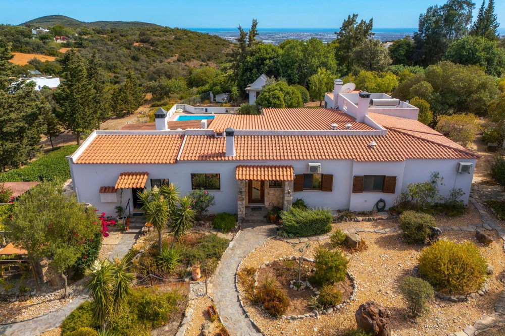 Single storey villa with 4 ensuite bedrooms nestled in the hills of Santa Bárbara de Nexe 3360883770